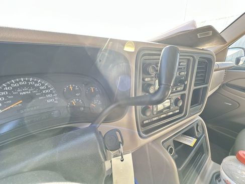 Used 2004 Chevrolet Suburban Z71 w/ Preferred Equipment Group image 14