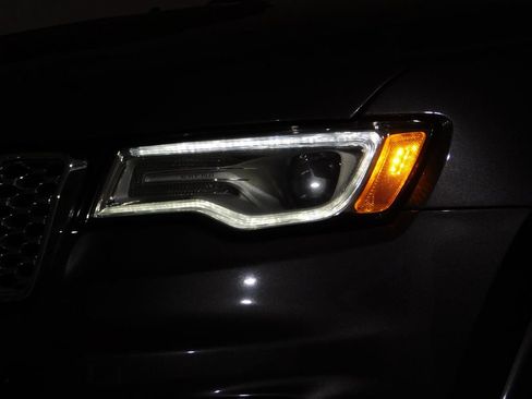 Used 2017 Jeep Grand Cherokee Overland image 16