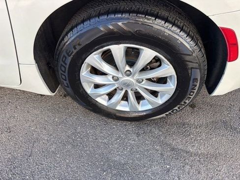 Used 2017 Chrysler Pacifica Touring w/ Tire & Wheel Group FWD image 44