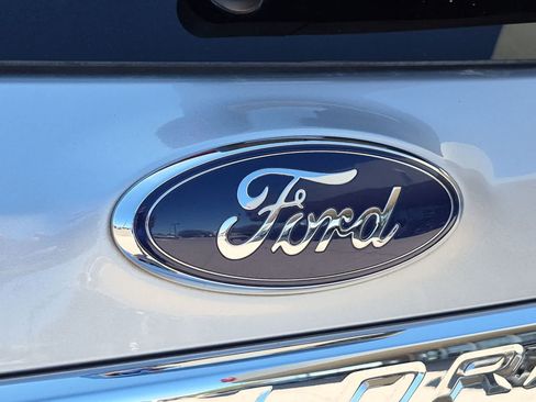 Used 2018 Ford Explorer XLT w/ Equipment Group 202A FWD image 12