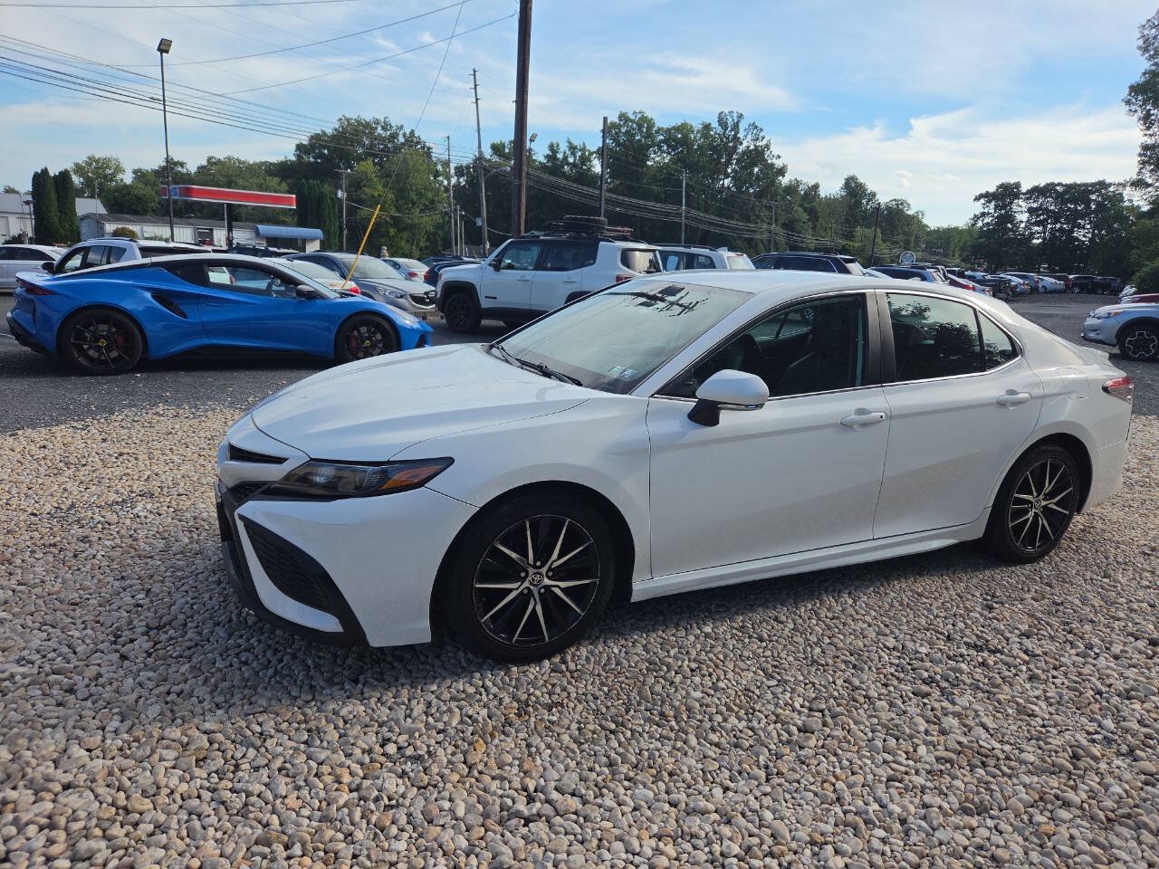 Used 2022 Toyota Camry SE FWD image 2