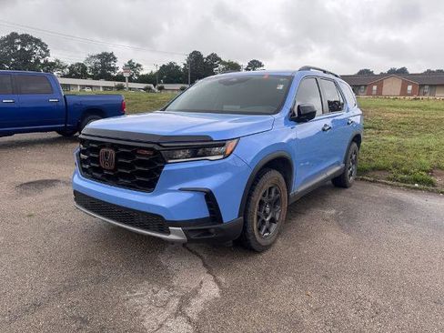 Used 2025 Honda Pilot TrailSport image 2