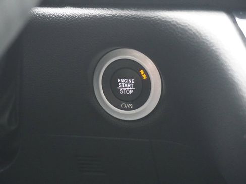 Used 2025 Chrysler Pacifica Select image 28