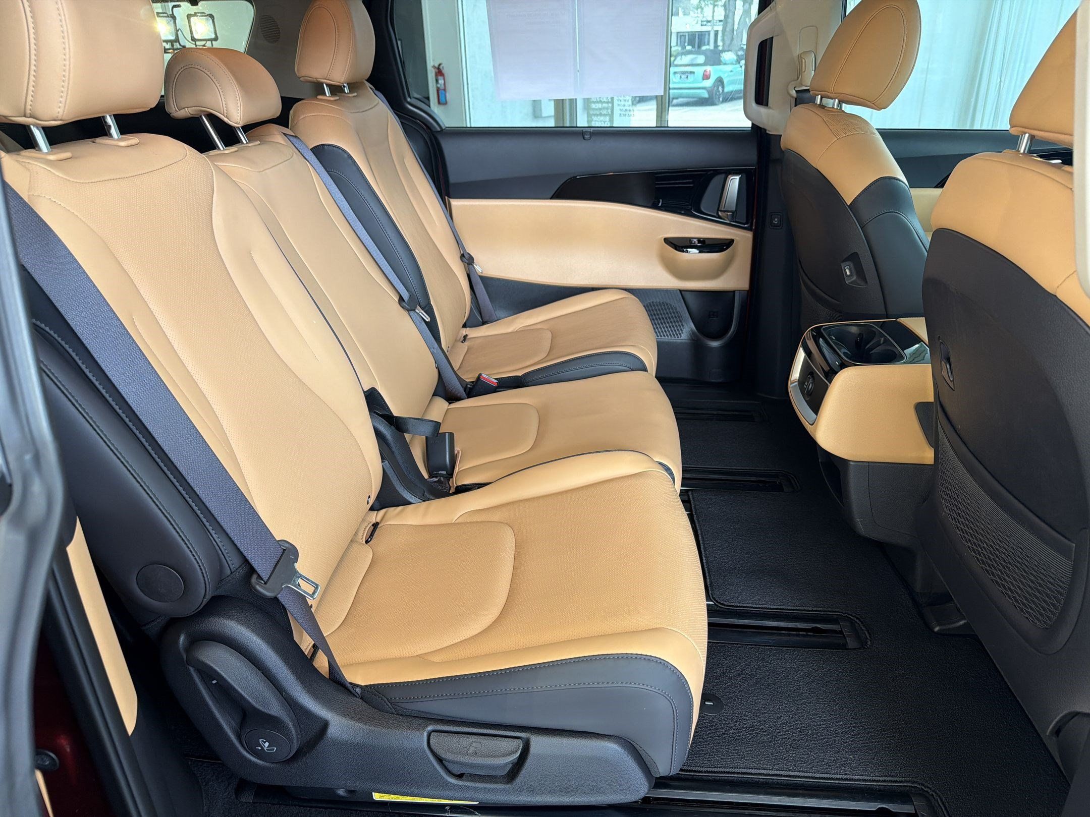 Used 2024 Kia Carnival EX FWD image 32