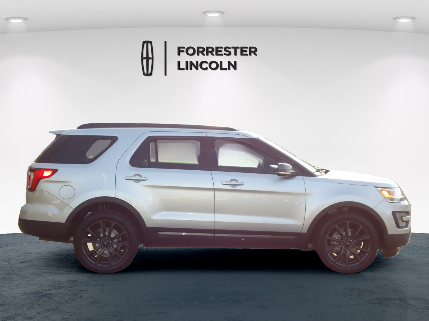 Used 2017 Ford Explorer XLT w/ Equipment Group 202A AWD/4WD image 2