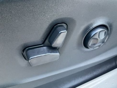 Used 2023 Chrysler Pacifica Touring-L FWD image 8