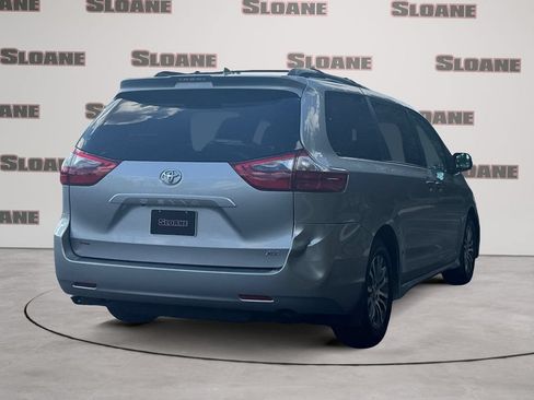 Used 2020 Toyota Sienna XLE w/ Carpet Mat Package FWD image 5