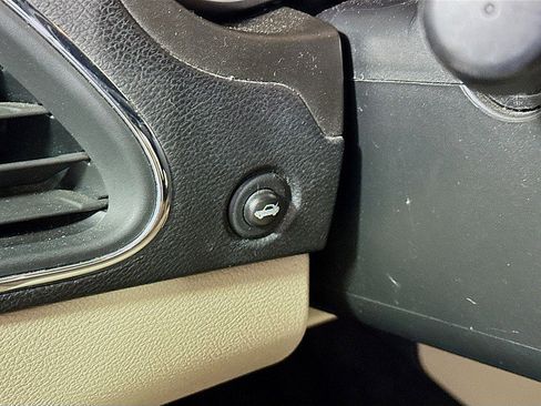 Used 2013 Chrysler 200 Touring image 10