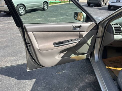 Used 2005 Toyota Camry LE FWD image 15