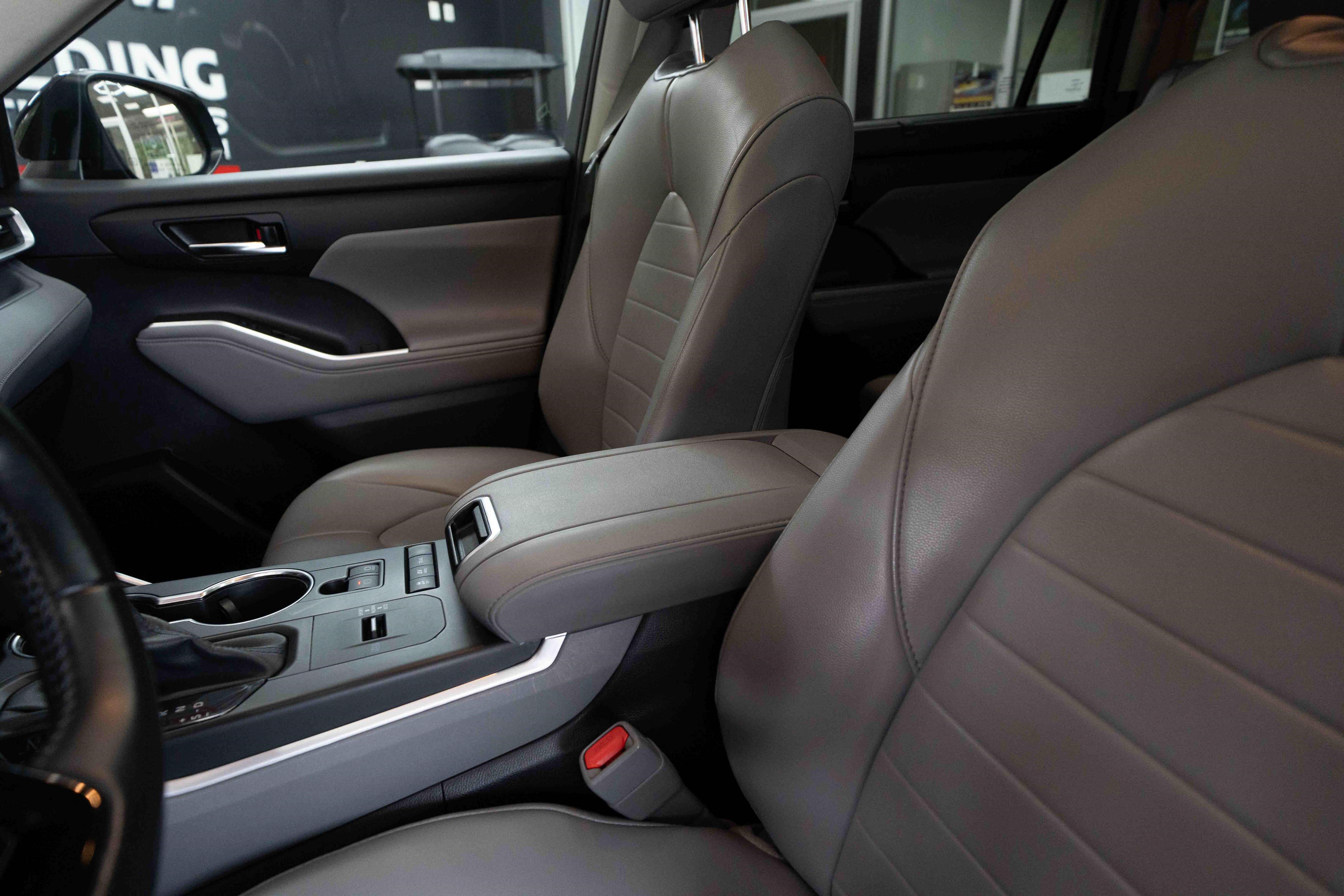 Used 2021 Toyota Highlander XLE AWD/4WD image 10