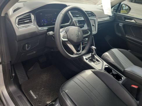 Used 2022 Volkswagen Tiguan SE w/ Panoramic Sunroof Package FWD image 20