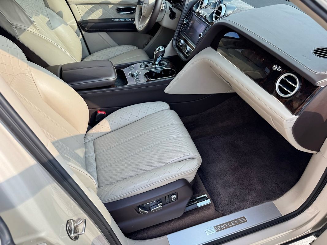 Used 2018 Bentley Bentayga AWD/4WD image 39