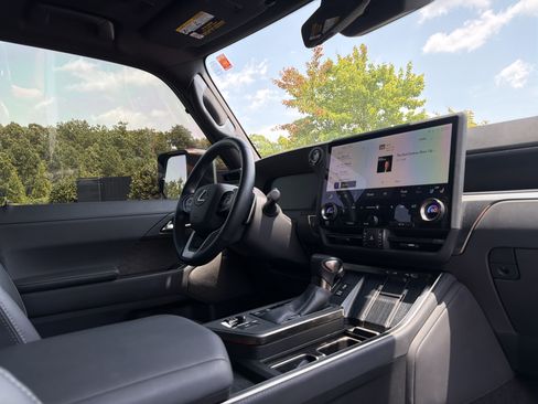 Used 2025 Lexus GX 550 w/ Accessory Package (2T) AWD/4WD image 6