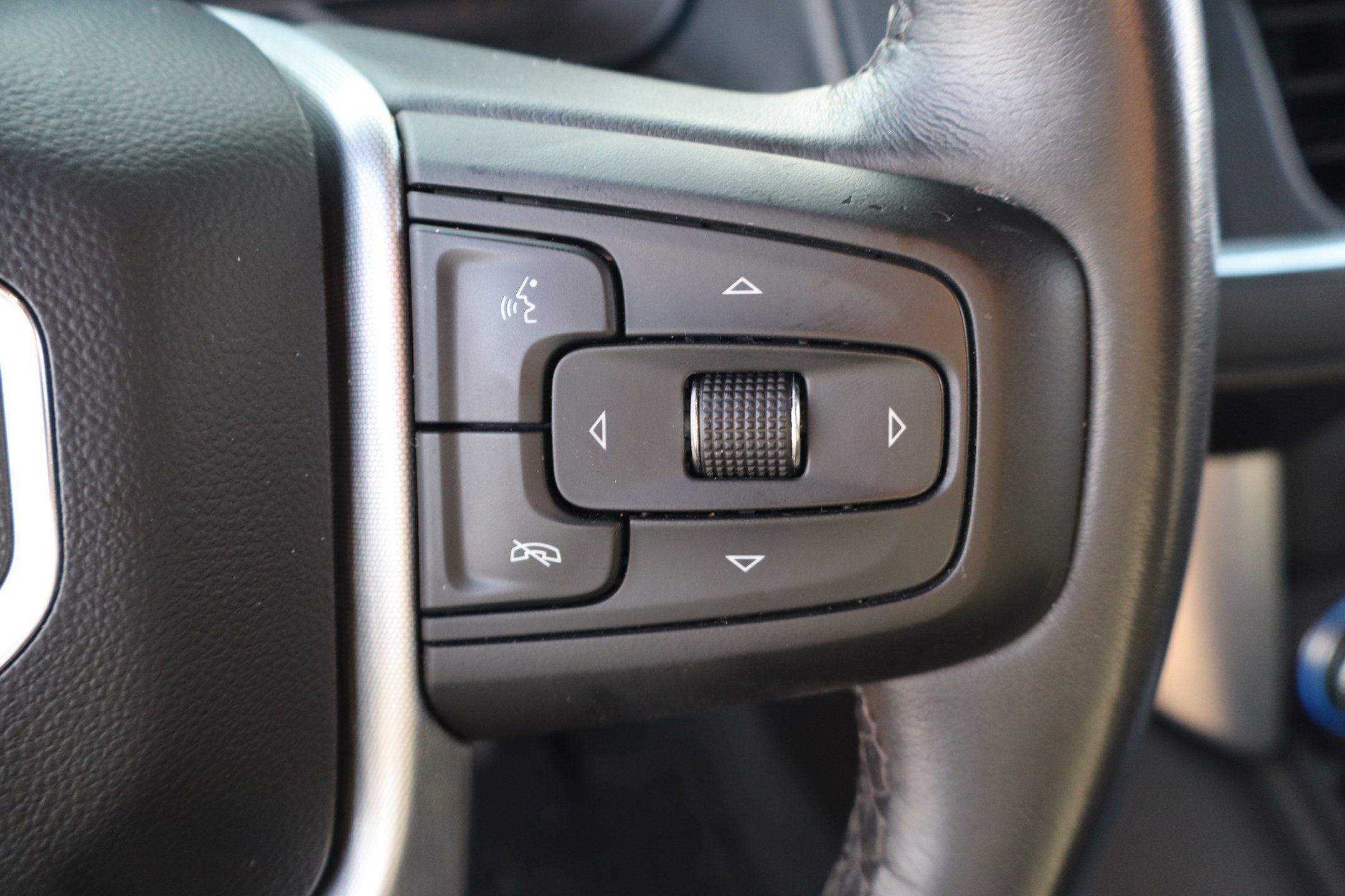 Used 2023 GMC Yukon SLT AWD/4WD image 16