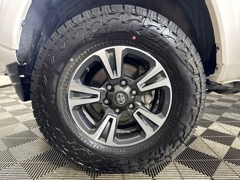 Used 2017 Toyota Tacoma TRD Sport w/ Tow Package (A/T) AWD/4WD image 10