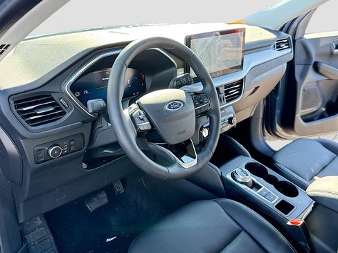 Used 2023 Ford Escape Platinum image 4