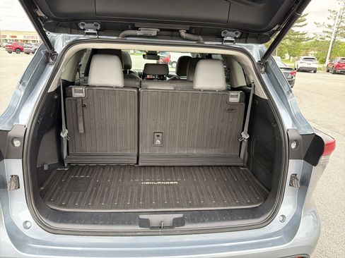 Used 2021 Toyota Highlander XLE AWD/4WD image 55