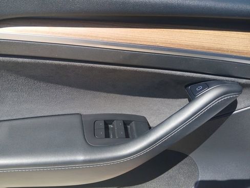 Used 2022 Tesla Model Y Long Range image 21