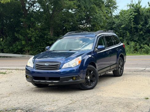 Used 2010 Subaru Outback 2.5i Premium AWD/4WD image 1