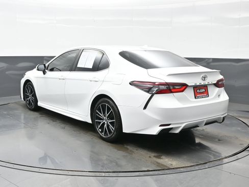 Used 2021 Toyota Camry SE w/ Cold Weather Package image 4