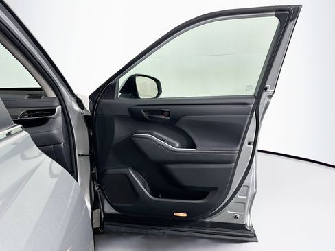 Used 2023 Toyota Highlander LE image 33