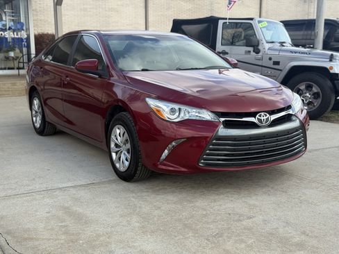 Used 2017 Toyota Camry LE image 3