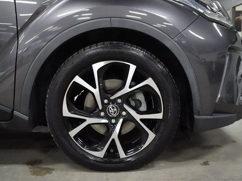 Used 2021 Toyota C-HR XLE FWD image 32