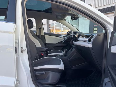 Used 2025 Volkswagen Taos SE w/ Panoramic Sunroof Package image 17