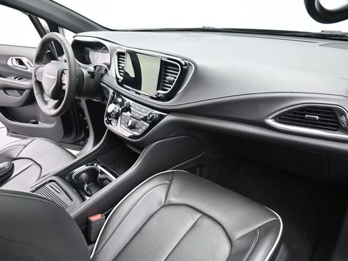 Used 2025 Chrysler Pacifica Limited FWD image 19