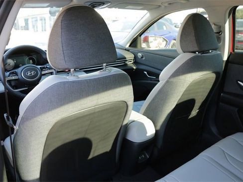 New 2025 Hyundai Elantra Limited image 18