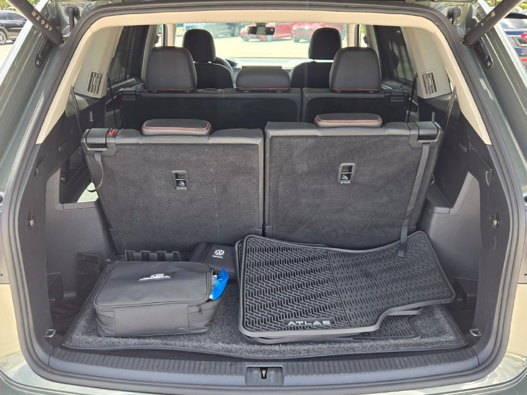 Certified 2025 Volkswagen Atlas Peak Edition SE AWD/4WD image 17