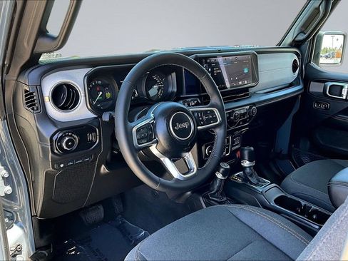 Used 2025 Jeep Wrangler Unlimited Sahara AWD/4WD image 4