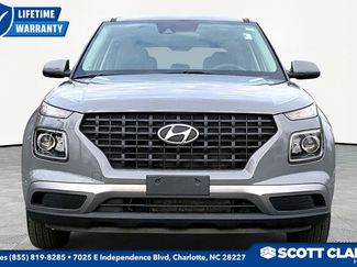 Used 2021 Hyundai Venue SE video 2