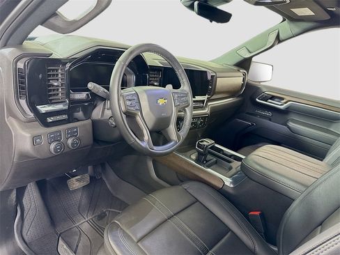 Used 2025 Chevrolet Silverado 1500 High Country w/ Technology Package image 3