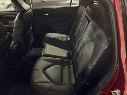Used 2023 Toyota Highlander XLE AWD/4WD image 25