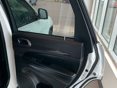 Used 2018 Jeep Grand Cherokee Laredo AWD/4WD image 12