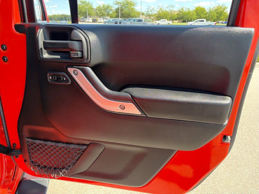Used 2015 Jeep Wrangler Unlimited Sahara w/ Connectivity Group AWD/4WD image 10