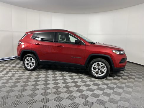 Used 2025 Jeep Compass Latitude w/ Sun & Sound Group AWD/4WD image 5