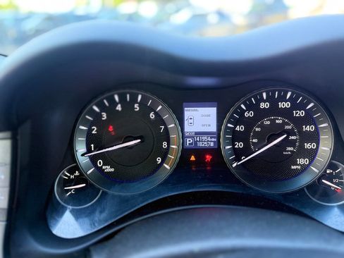 Used 2017 INFINITI Q70 3.7 RWD image 10