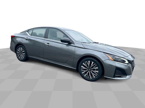 Used 2024 Nissan Altima 2.5 SV FWD image 2