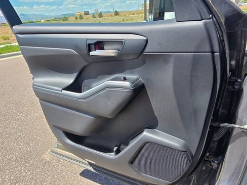 Used 2021 Toyota Highlander XLE image 17