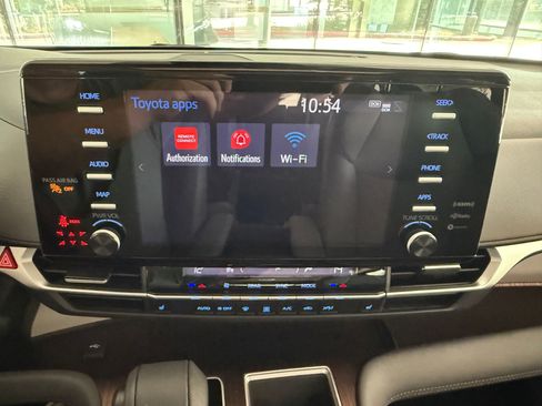 Used 2023 Toyota Sienna XLE FWD image 26