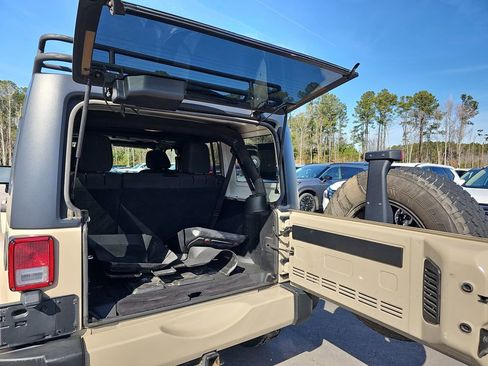 Used 2016 Jeep Wrangler Unlimited Sahara image 18