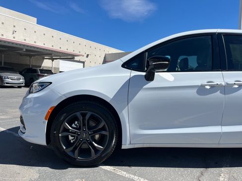 New 2026 Chrysler Pacifica Select image 9