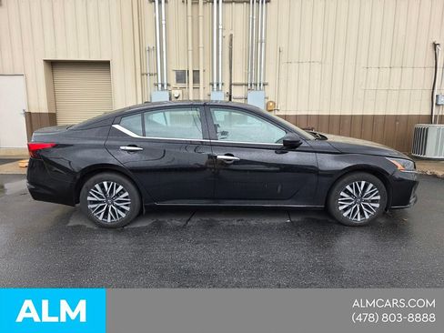 Used 2025 Nissan Altima 2.5 SV FWD image 14