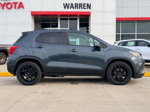 Used 2021 Chevrolet Trax LT w/ Sport Edition image 2