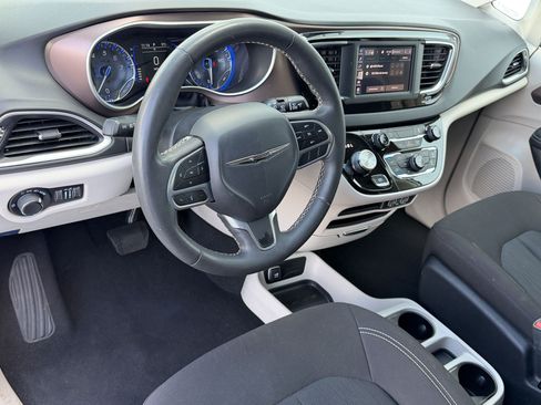 Used 2023 Chrysler Voyager LX FWD image 4