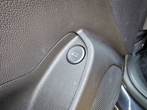 Used 2016 Chevrolet Cruze Premier image 12