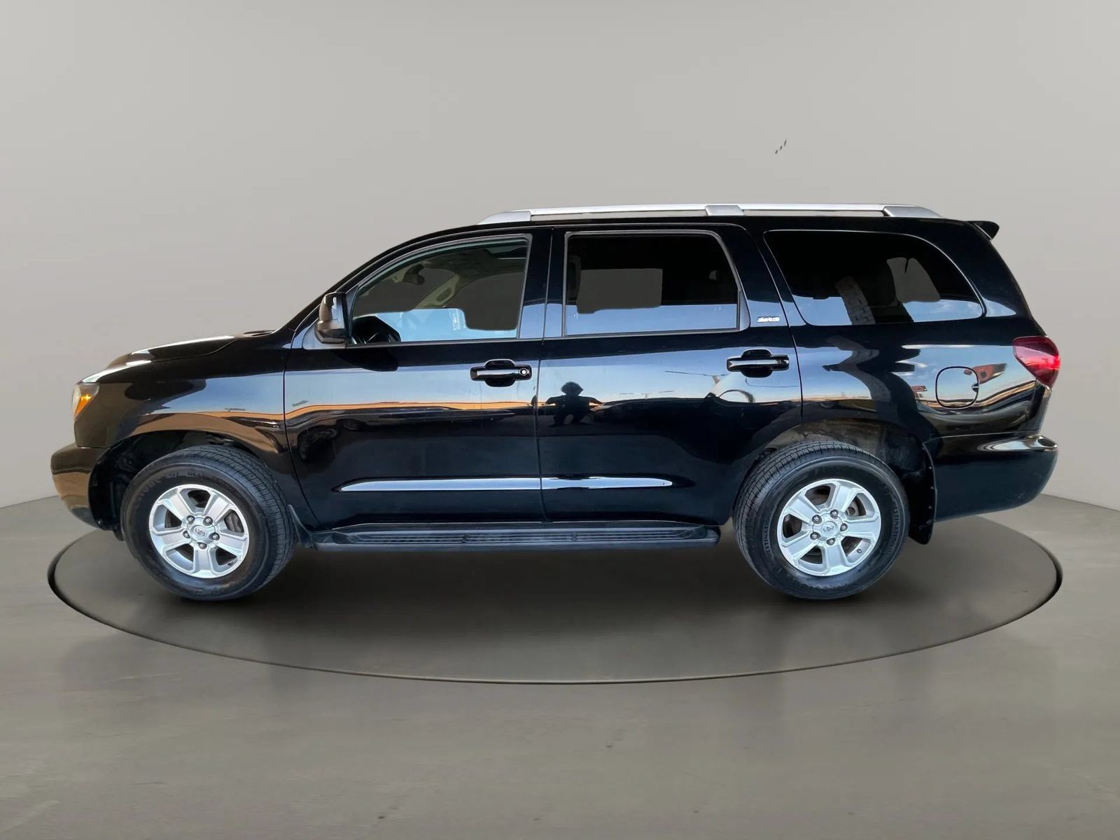Used 2018 Toyota Sequoia SR5 RWD image 2