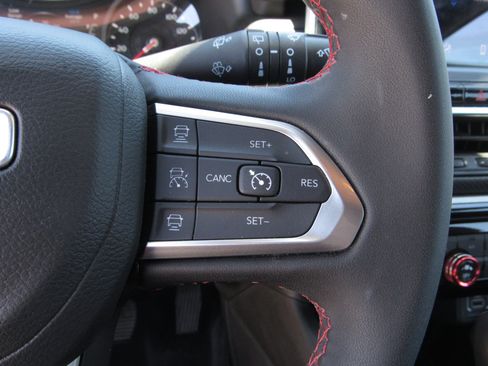 Used 2025 Jeep Compass Trailhawk AWD/4WD image 25
